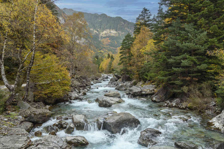 Huesca - parque nacional de Ordesa y Monte Perdido - valle de Ordesa 10 - rio Arazas.jpg